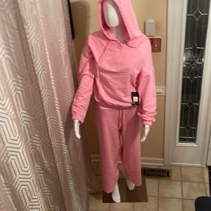Wide leg sweatpants with pockets and sweatshirt with a hood and big pocket